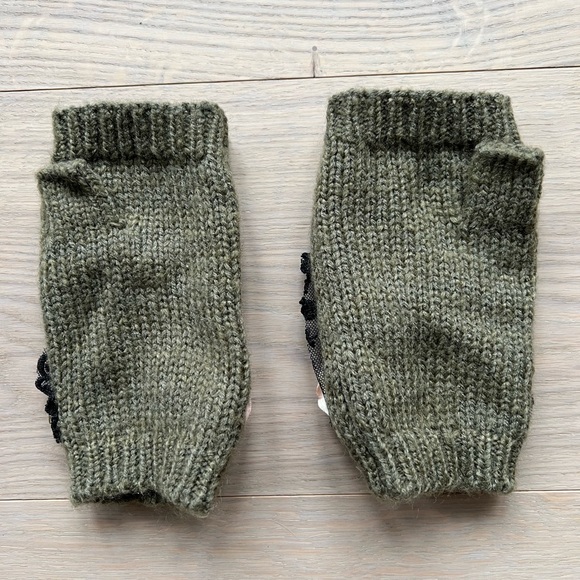 Beautiful vintage cashmere wrist warmers with rose and lace details. Circa 2000 - Picture 2 of 3